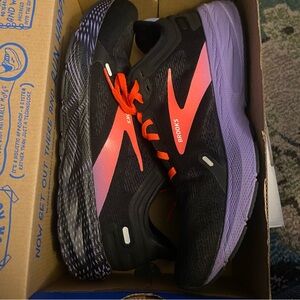 Brooks WoMen's 11 Black and Pink‎ Athletic Shoes